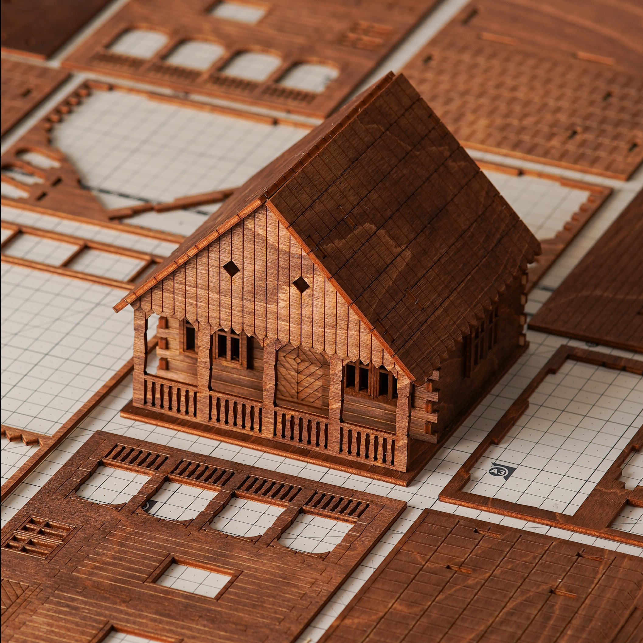 Drewniany model do składania zabytkowego domku z Puchnika