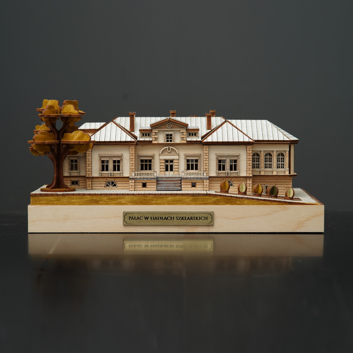 Model Pałacu w Hadlach Szklarskich wykonany z drewna techniką cięcia laserowego